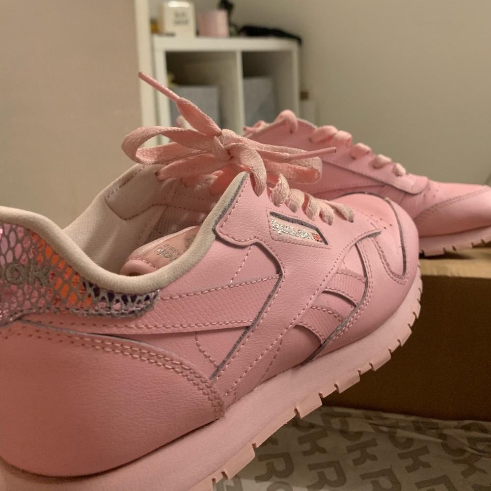 Light pink Reebok’s classics - Picture 2 of 3
